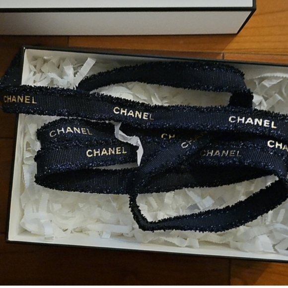 Chanel Box With Ribbon - Picture 5 of 5
